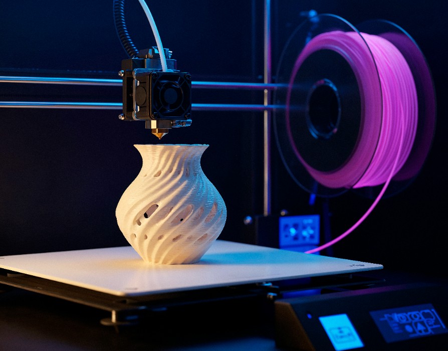 Stampante 3D durante la stampa di un vaso